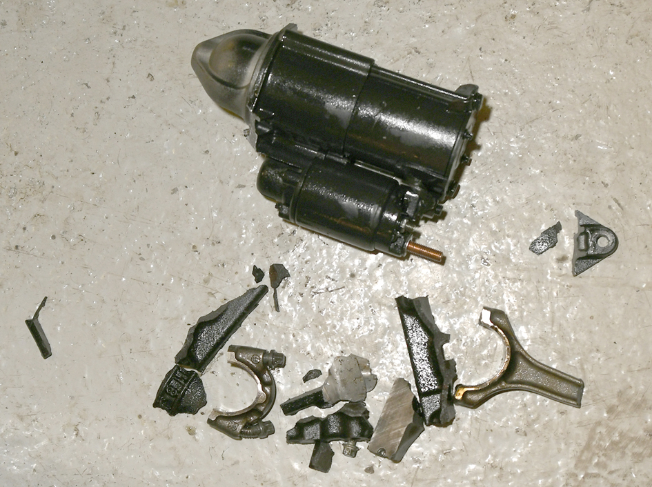 Plejlstangen i motorens tredje cylinder knækkede lige under stempelskørtet og fyldte bundkarret med stumper af et forvredet krumtapleje og en perforeret motorblok.
(Foto: specialpress@gmail.com)